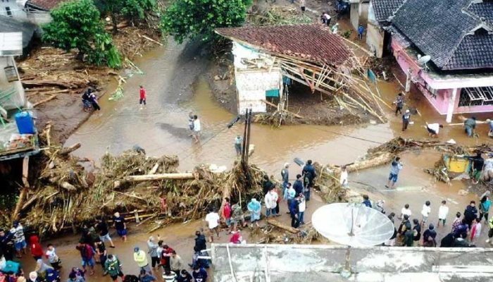 Brimob Polda Jabar Evakuasi Warga Terdampak Banjir Bandang di Sukabumi