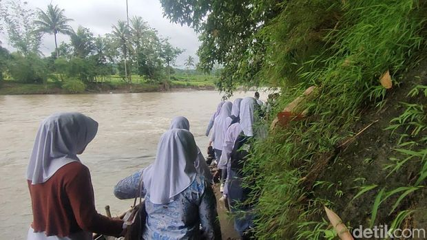 Perjuangan siswa di Cianjur pergi ke sekolah. (Foto: Ikbal Selamet/detikJabar)
