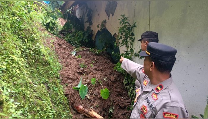‎Polsek Malausma Lakukan Penanganan Awal Longsor di Majalengka