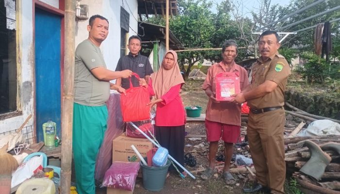 Rumah Warga Rusak Diterjang Puting Beliung, Kades Jabong Subang Turun Langsung Salurkan Bantuan