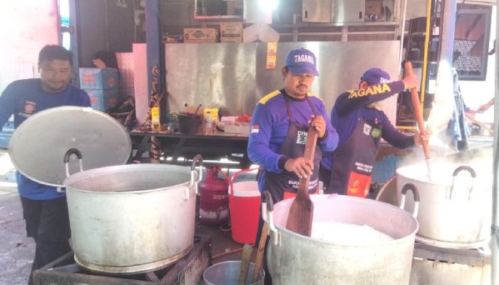 Dinsos Subang Bagikan 12 Ribu Porsi Makanan per Hari untuk Korban Banjir Pantura