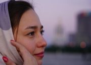 Ciri Wanita yang Punya Aura Menenangkan Tanpa Banyak Bicara