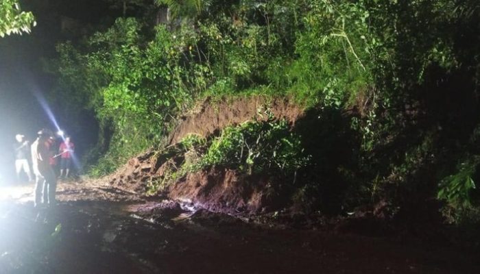 Longsor Timbun Jalan di Ciamis, Akses Antar-Kecamatan Terputus