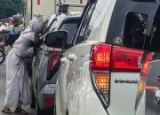 Satpol PP Tertibkan Pengamen Pocong di Lembang