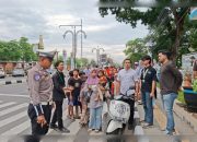 ‎‎Polisi dan Mahasiswa di Majalengka Bersatu Berbagi Takjil untuk Pengendara