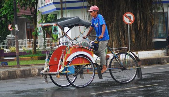 Dilarang Beroperasi saat Mudik, Ratusan Tukang Becak di Cirebon Dapat Kompensasi