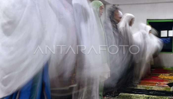 Jemaah Naqsyabandiyah di Padang Gelar Tarawih Perdana, Tetapkan 1 Ramadan 17 Februari 2026