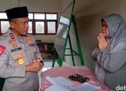 Tangis Haru di Ponpes Cipasung, Kapolda Jabar Wujudkan Mimpi Umrah Seorang Guru
