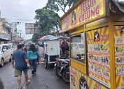 Hari Pertama Puasa, Jalanan Subang Dipadati Warga Berburu Takjil di Tengah Gerimis