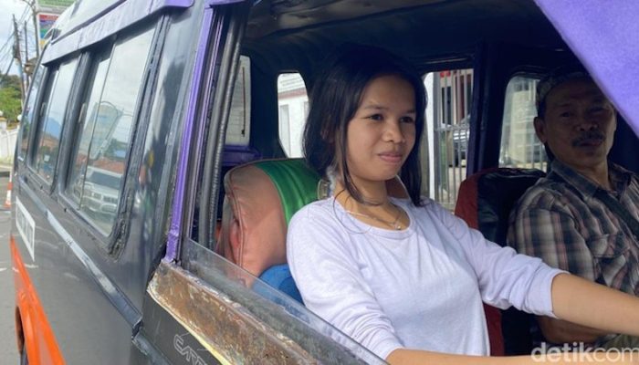 Putri Anjarwati, Seorang Siswi yang Sukses Jalani Profesi Sebagai Sopir Angkot