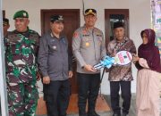 Air Mata Haru di Kertamukti, Kapolres Subang Serahkan Kunci Rumah Baru untuk Pasutri Lansia