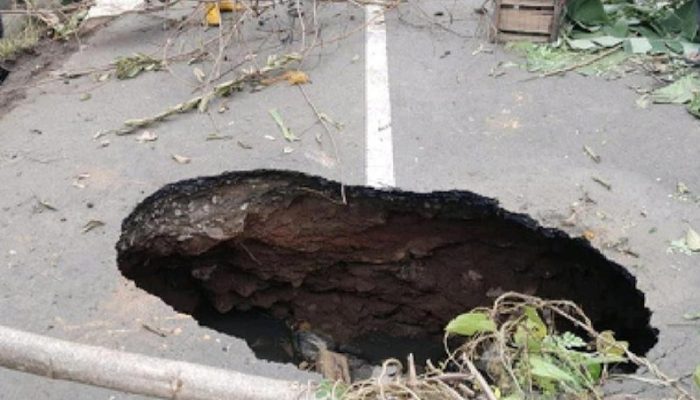 Sinkhole Muncul di Ciawigebang Kuningan, Jalan Penghubung Ditutup Sementara