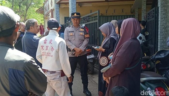 Diduga Arisan Bodong, Ratusan Warga Cianjur Geruduk Rumah Bos Paket Lebaran