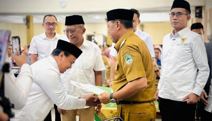 Bupati Majalengka Tunai Zakat di Baznas, ASN Diingatkan Soal Kewajiban Zakat
