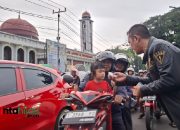 Borong Dagangan PKL, Gibas Gelar Berbagi Takjil di Alun-Alun Subang