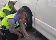 ‎Polres Majalengka Sigap Bantu Pemudik Alami Pecah Ban di Tol Cipali‎‎