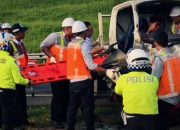 Pickup Tabrak Kendaraan di Depannya di Tol Cipali KM 141+600, Dua Orang Luka