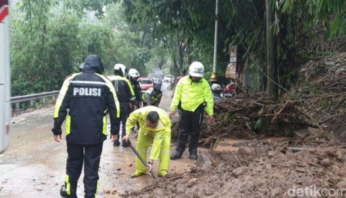 Hujan Deras Picu Longsor di Nagreg, Jalur Bandung-Garut Sempat Lumpuh