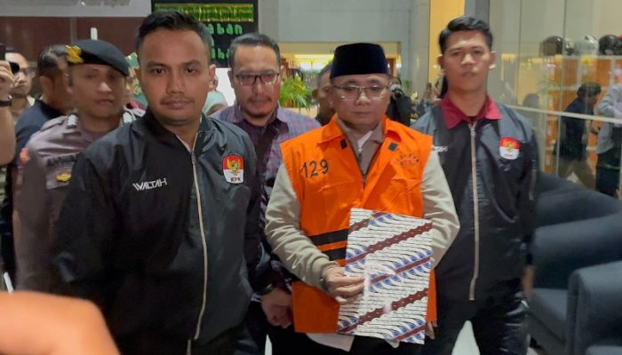 Resmi Berompi Tahanan, Eks Menag Yaqut Bantah Terima Aliran Dana Korupsi Kuota Haji