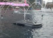 Sopir Diduga Mengantuk, Mobil Listrik Terperosok ke Kolam Bundaran HI