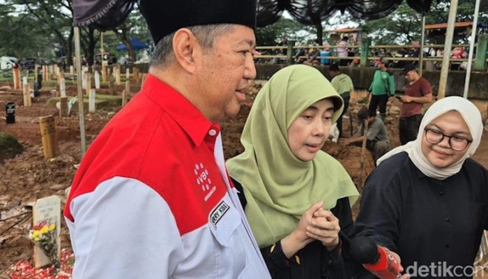 Ziarah ke Makam Vidi Aldiano, Ibunda Sampaikan Pesan Haru dan Terima Kasih untuk Penggemar