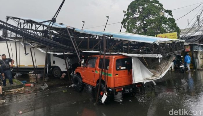 BMKG Angkat Bicara Usai Angin Kencang Robohkan Papan Reklame dan Timpa Kendaraan di Bandung