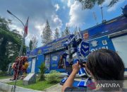 Patung Robot Raksasa Jadi Daya Tarik Pemudik di Rest Area KM 207 Tol Palikanci