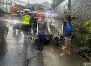 Terjang Banjir di Jalur Puncak, Dua Pengendara Motor Hanyut Terseret Arus Drainase