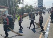 Polisi Subang Tertibkan Penyapu Koin di Jembatan Sewoharjo untuk Cegah Kecelakaan Pemudik