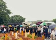 Diiringi Isak Tangis dan Guyuran Hujan, Jenazah Vidi Aldiano Dimakamkan di TPU Tanah Kusir