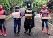 Aksi Simpatik Pahlawan Super Berbagi Takjil di Jalanan Cimahi