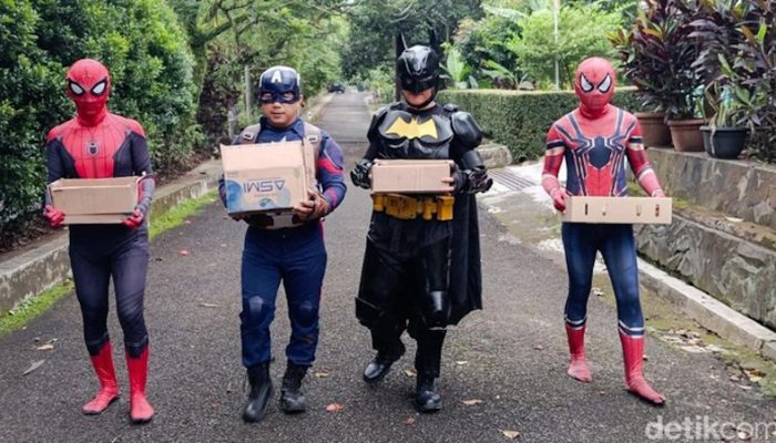 Aksi Simpatik Pahlawan Super Berbagi Takjil di Jalanan Cimahi