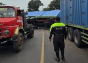 Gagal Nanjak, Truk Tronton Terguling di Jalur Nasional Malangbong Garut