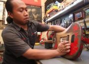 Dari Bengkel Kecil ke Panggung Dunia, Kisah Arif Cahyono Menaklukkan Senar Gitar Internasional