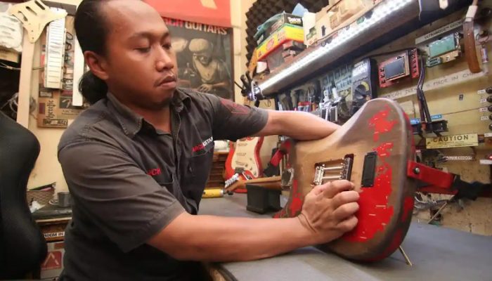 Dari Bengkel Kecil ke Panggung Dunia, Kisah Arif Cahyono Menaklukkan Senar Gitar Internasional