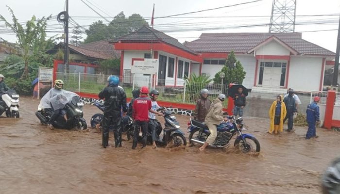 Banjir Bandang Bawa Material Lumpur Kembali Terjang Jalur Nasional Sukabumi-Cianjur