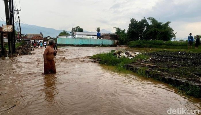 Tanggul Sungai Cisunggalah Jebol Lagi, 400 KK di Majalaya Terendam Banjir