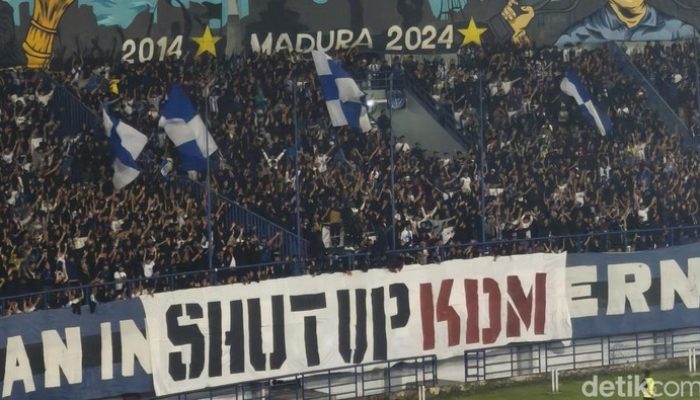 Viral Spanduk “Shut Up KDM” di Laga Persib, Ternyata Ini Pemicu Kemarahan Bobotoh!