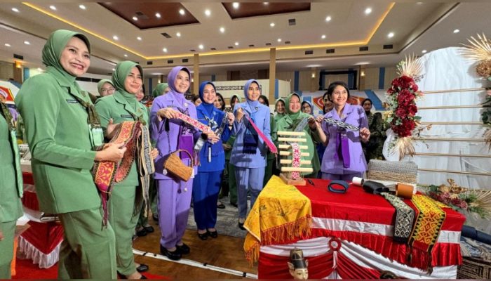 ‎Perempuan Inspiratif di Majalengka Angkat Wastra Nusantara Lewat Fashion Etnik Modern‎‎