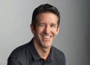 John Ternus Jadi CEO Apple, Analis Soroti Tekanan Besar Kejar Ketertinggalan AI
