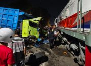 Truk Pasir Mogok Dihantam KA Dhoho di Blitar, Sopir Selamat Setelah Sempat Dibantu Warga