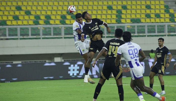 Comeback Dramatis, Persib Bandung Tahan Imbang 10 Pemain Dewa United 2-2