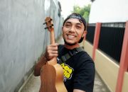 Berkenalan dengan Adis Cokro, Musisi Jalanan Asal Subang