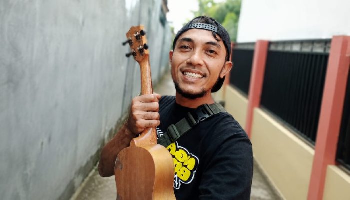 Berkenalan dengan Adis Cokro, Musisi Jalanan Asal Subang