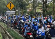 Bandung Membiru Sejak Subuh, Bobotoh Padati Gedung Sate Sambut Konvoi Juara Persib Hari Ini
