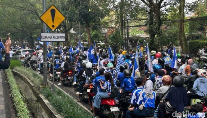 Bandung Membiru Sejak Subuh, Bobotoh Padati Gedung Sate Sambut Konvoi Juara Persib Hari Ini