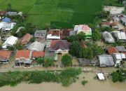 Tanggul Sungai Jebol, Ratusan Rumah di Karawang Diterjang Banjir