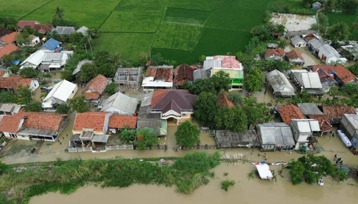 Tanggul Sungai Jebol, Ratusan Rumah di Karawang Diterjang Banjir