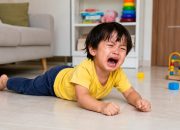 Saat Anak Menangis dan Berguling di Lantai, Ini Cara Tenang Menghadapi Toddler Tantrum
