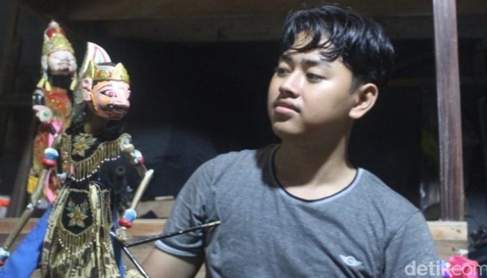 Muhamad Ilham, Remaja asal Pangandaran yang Setia Jadi Dalang dan Pengrajin Wayang